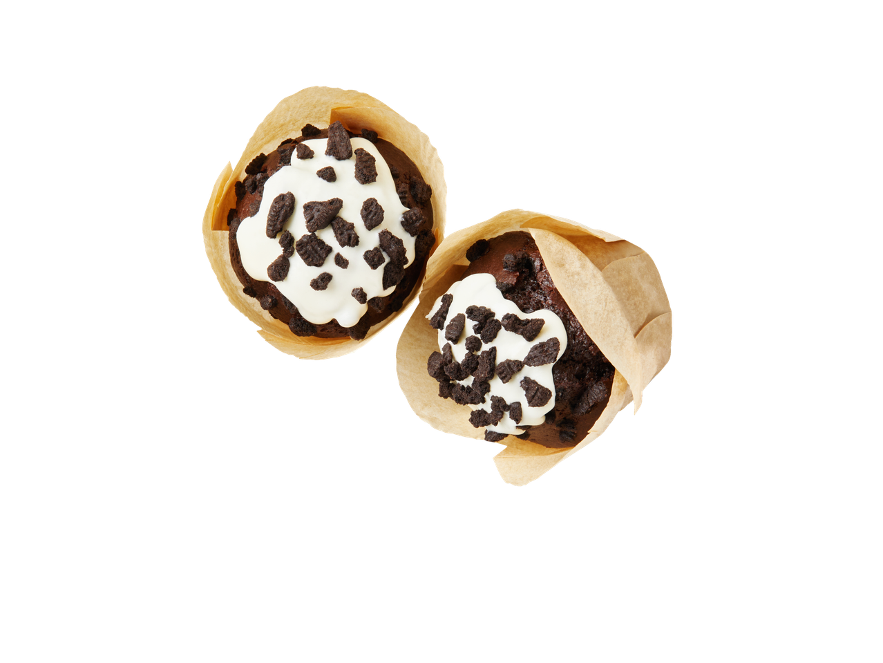 Twee chocolade muffins met witte glazuur en gebroken chocolade koekjes.
