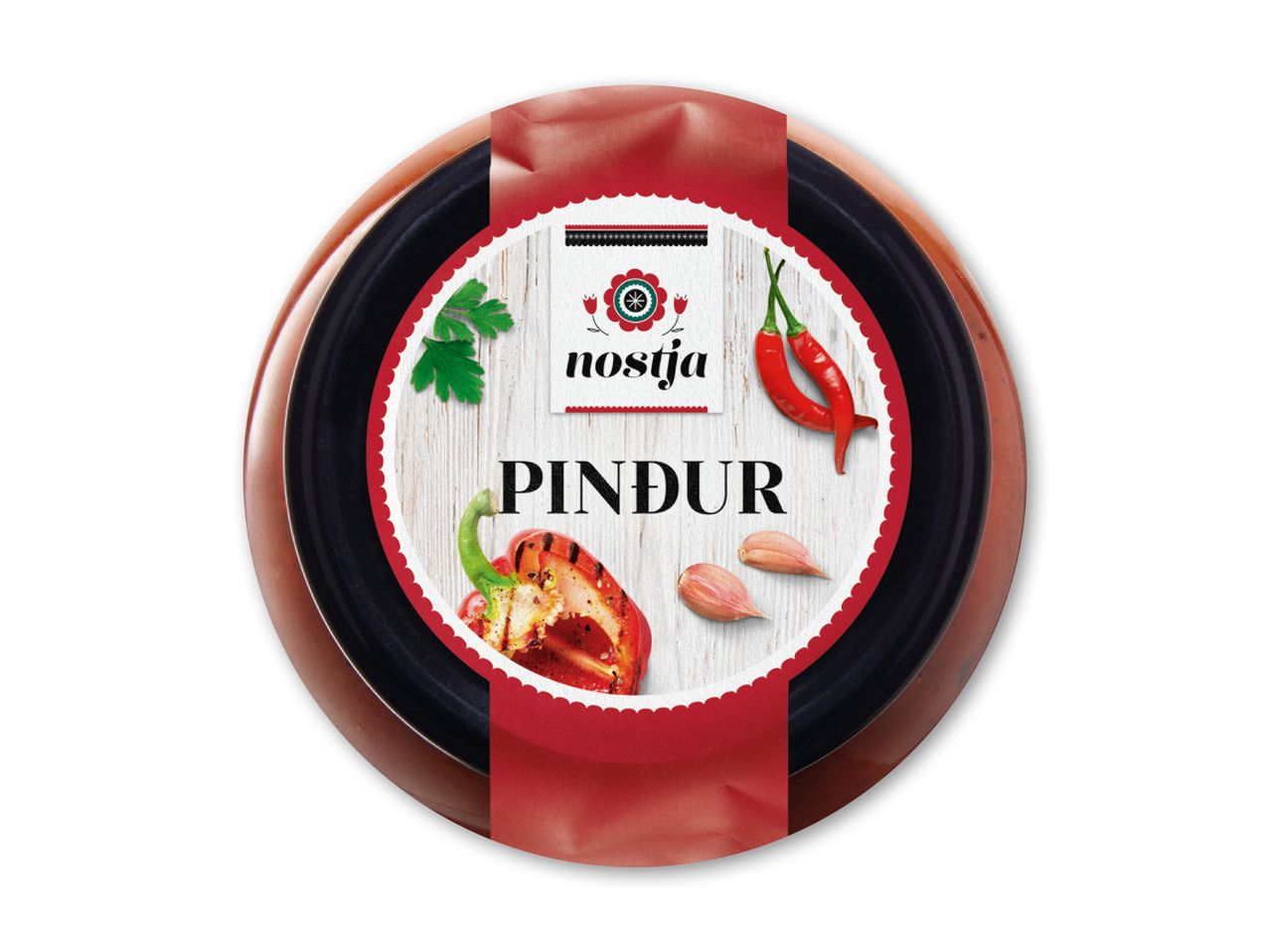 Rund etiket til ajvar med grillet peberfrugt, chili, hvidløg og persille på en træbaggrund.