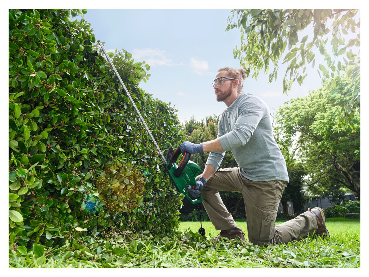 Go to full screen view: 450W Electric Hedge Trimmer - Image 1