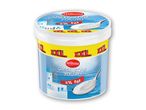 Græsk yoghurt med 2% fedt i en stor spand, med et billede af en vindmølle og en ske.