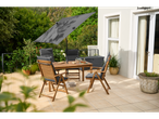 Conjunto de mobiliário de jardim Livarno com mesa de madeira, cadeiras e guarda-sol Sonnenschirm num terraço.