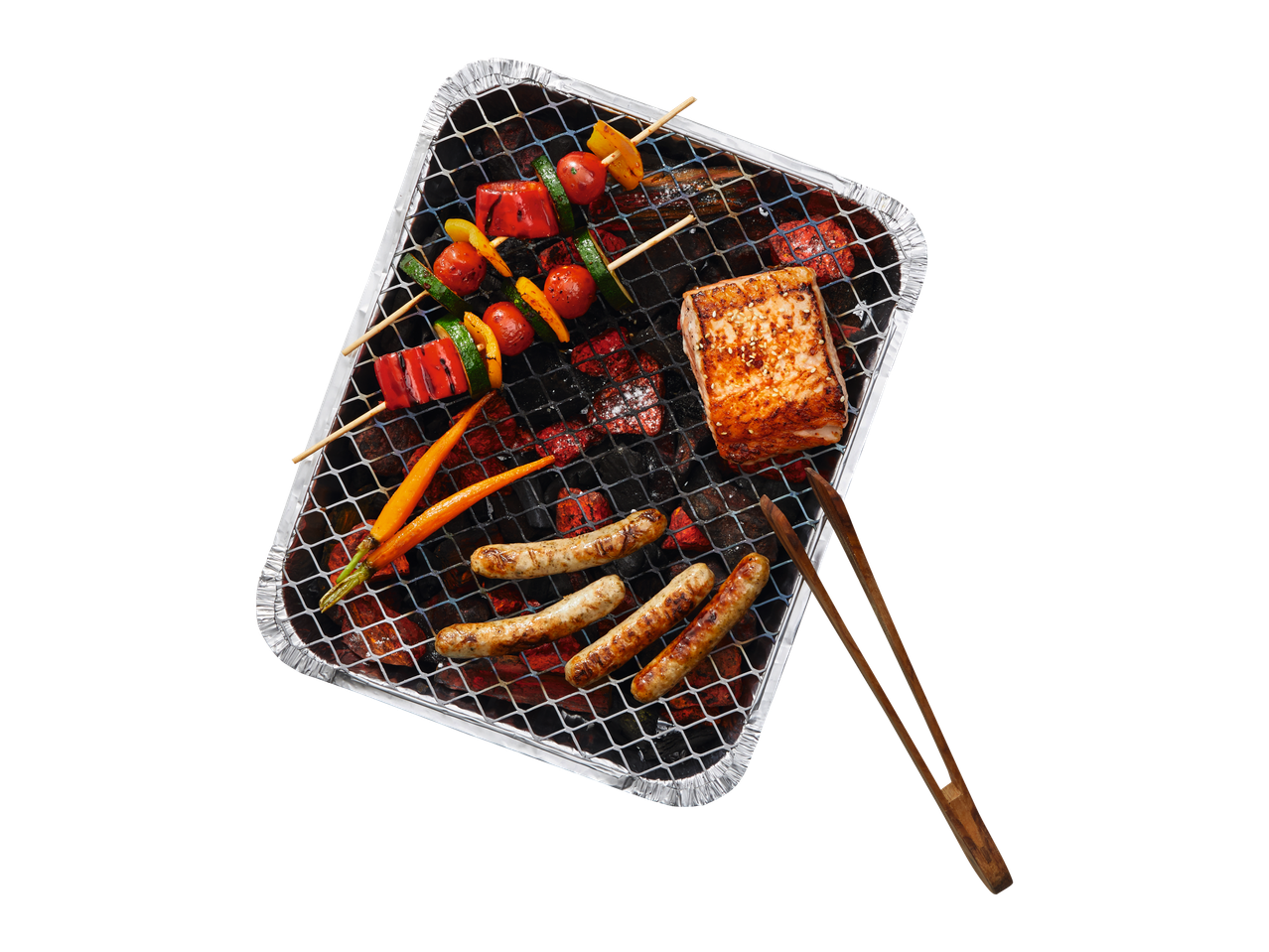 Gegrilde zalm, worsten en groentespiesjes op een wegwerpgrill.