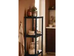 Rafturi din plastic negru cu borcane de sticlă și vase.