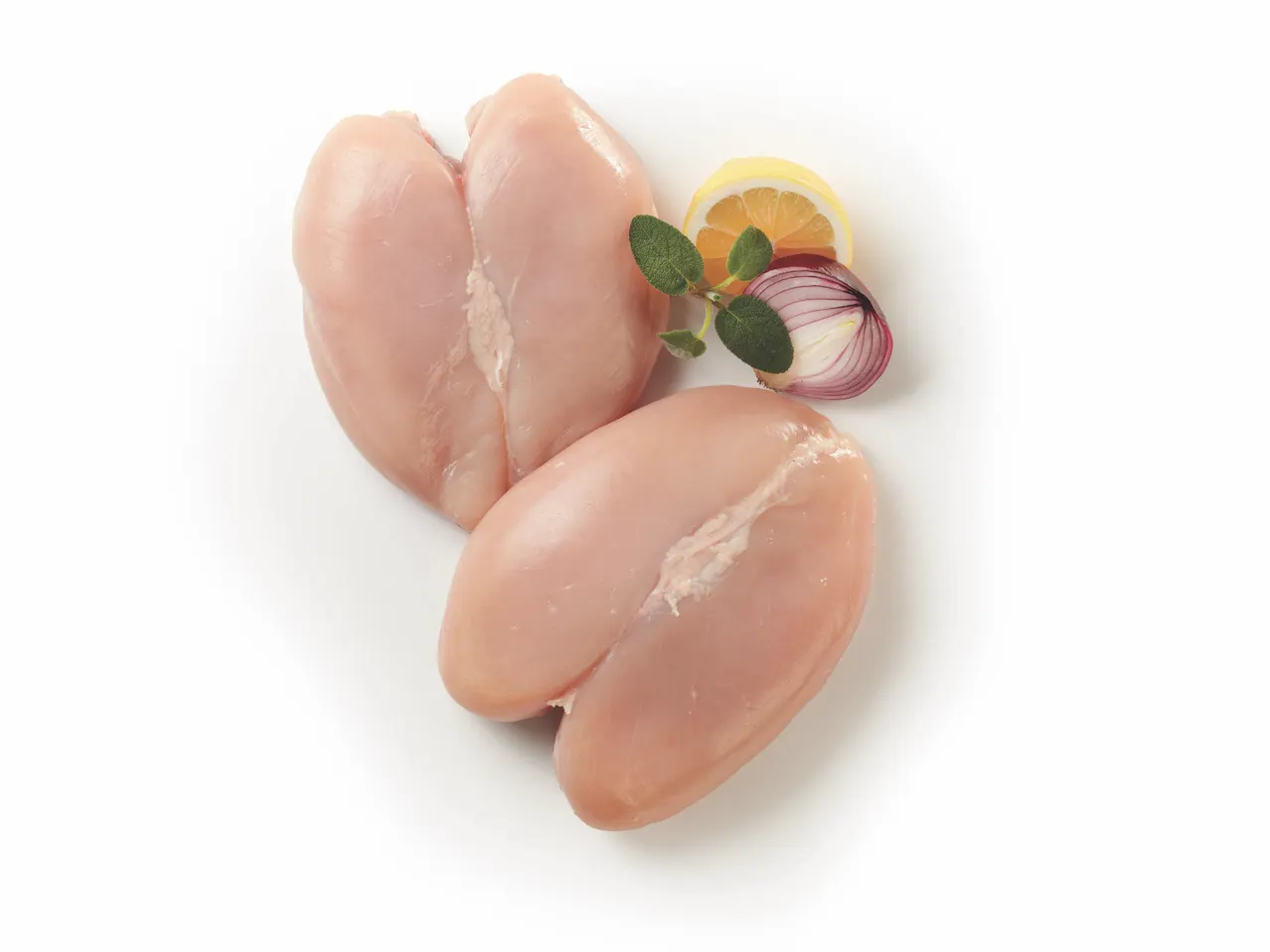Due petti di pollo crudi con limone, cipolla rossa e salvia.