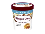Pot de crème glacée saveur caramel salé avec des morceaux de caramel.