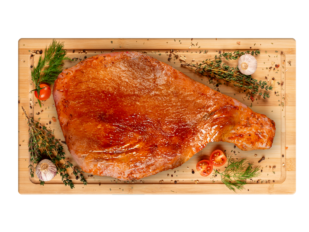 Küpsetatud kalkun puidust lõikelaual tomatite, küüslaugu ja ürtidega.