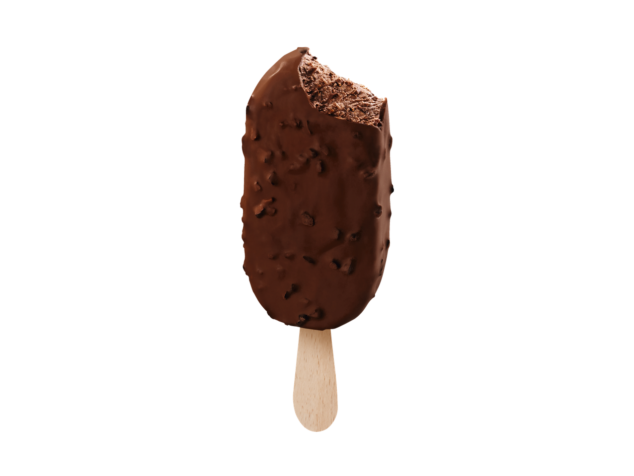 Um sorvete de chocolate com pedaços de chocolate, parcialmente comido, em um palito de madeira.