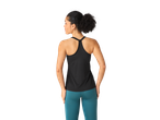 Femeie cu un top negru și leggings bleumarin
