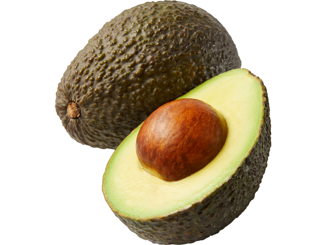 En hel avokado och en halv avokado med kärnan synlig.