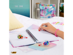 Fetiță folosind corector lichid BIC Tipp-Ex cu design tie-dye.