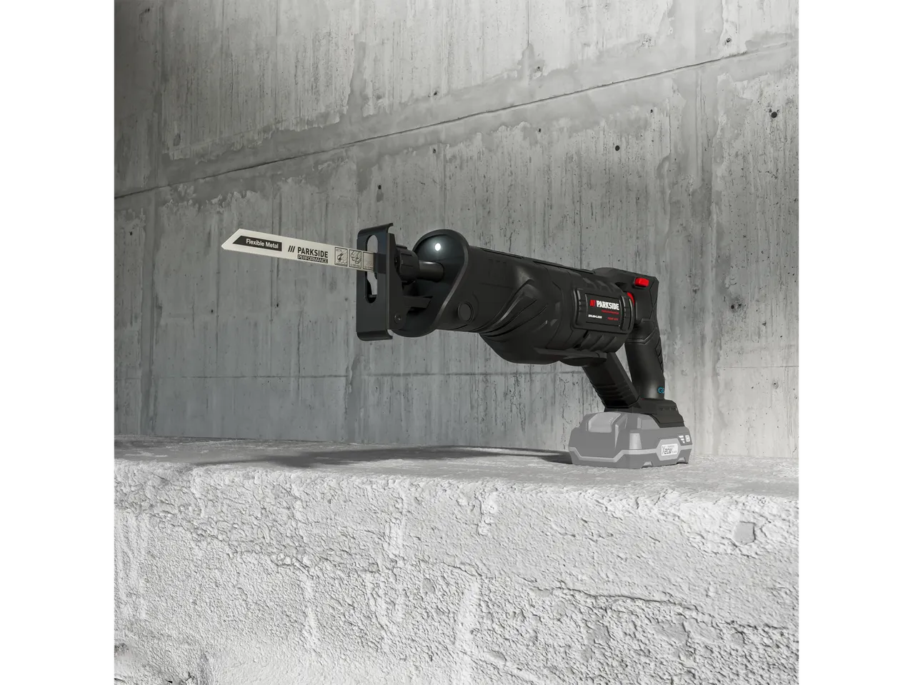 Un fierăstrău alternativ negru Parkside Performance cu o lamă flexibilă pentru metal pe o suprafață de beton.