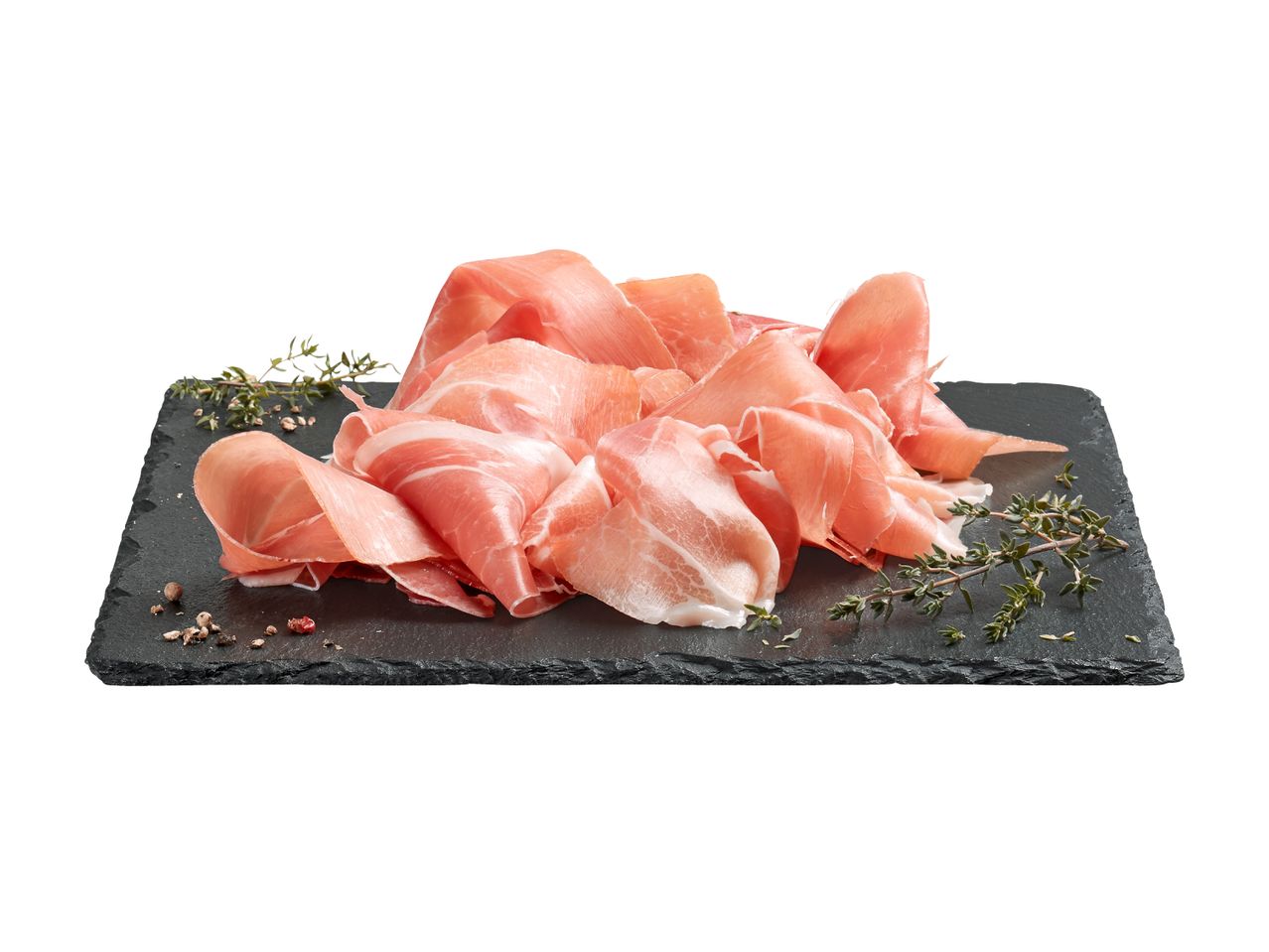 Auf einem schwarzen Schieferstein angerichteter, dünn geschnittener Prosciutto mit Thymian und Pfeffer.