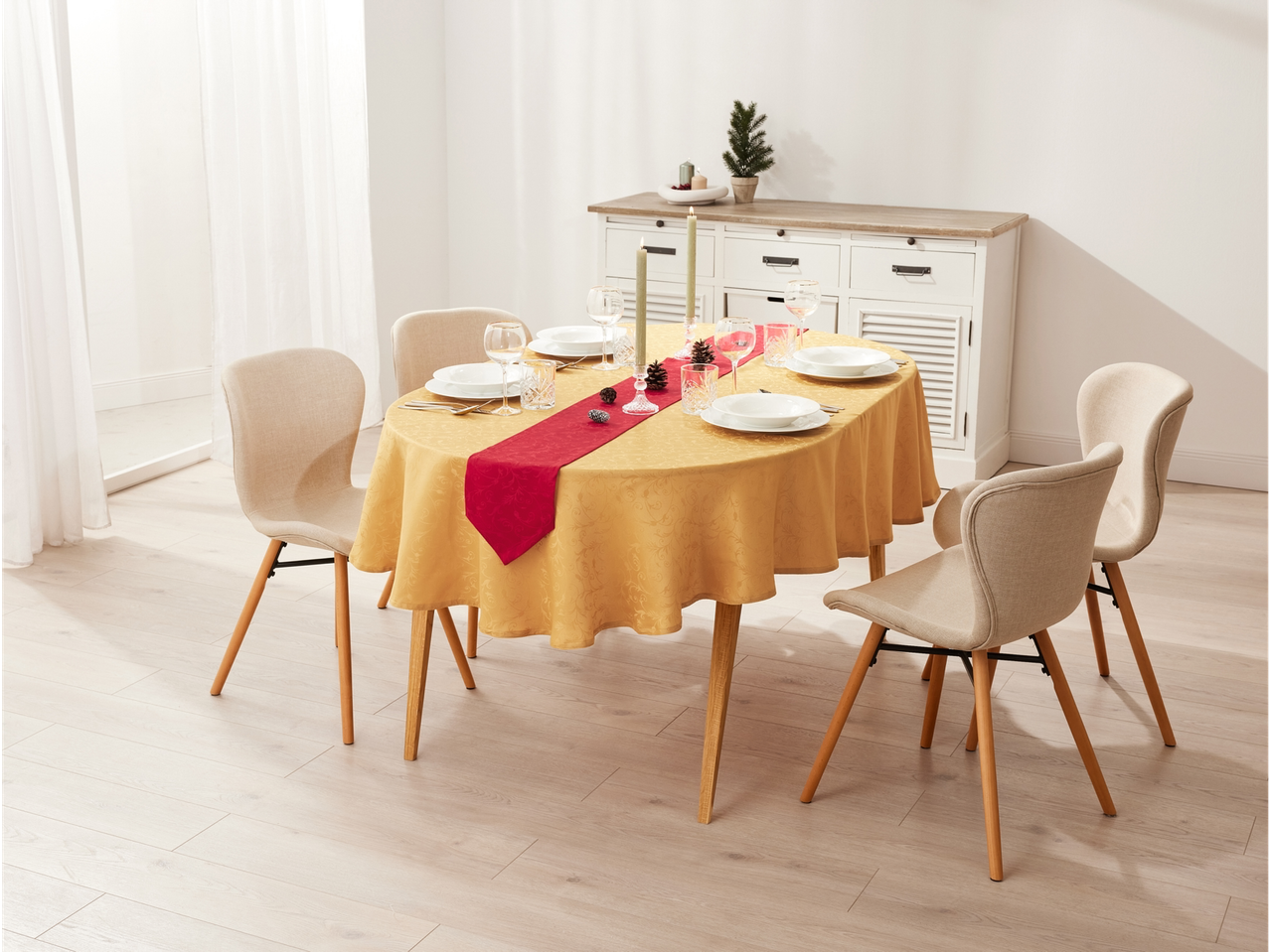 LIVARNO home galdautu komplekts uz ēdamgalda ar četriem krēsliem un Ziemassvētku rotājumiem.