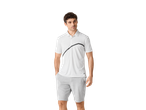 Man draagt witte polo en grijze shorts.