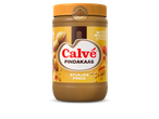 Calvé Pindakaas met stukjes pinda, met een kwaliteitsgarantie zegel.