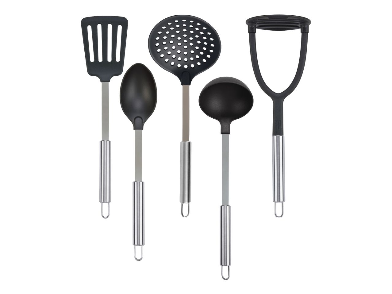 Fünf schwarze Küchenhelfer aus Nylon mit silbernen Griffen: Pfannenwender, Schöpfkelle, Spatel, Suppenkelle und Kartoffelstampfer.