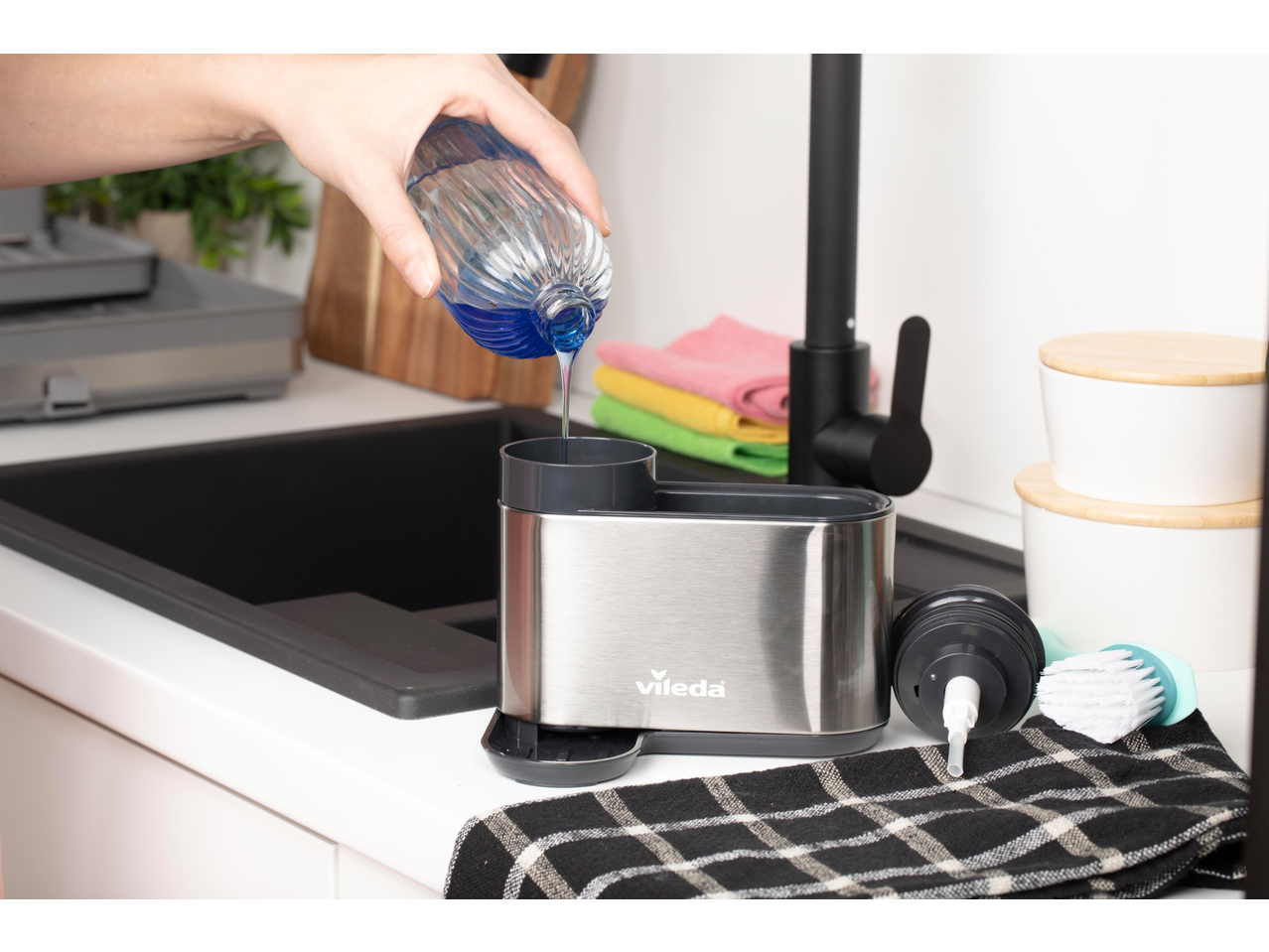 Organizador de pia Vileda, com sabão líquido a ser vertido, junto à pia.