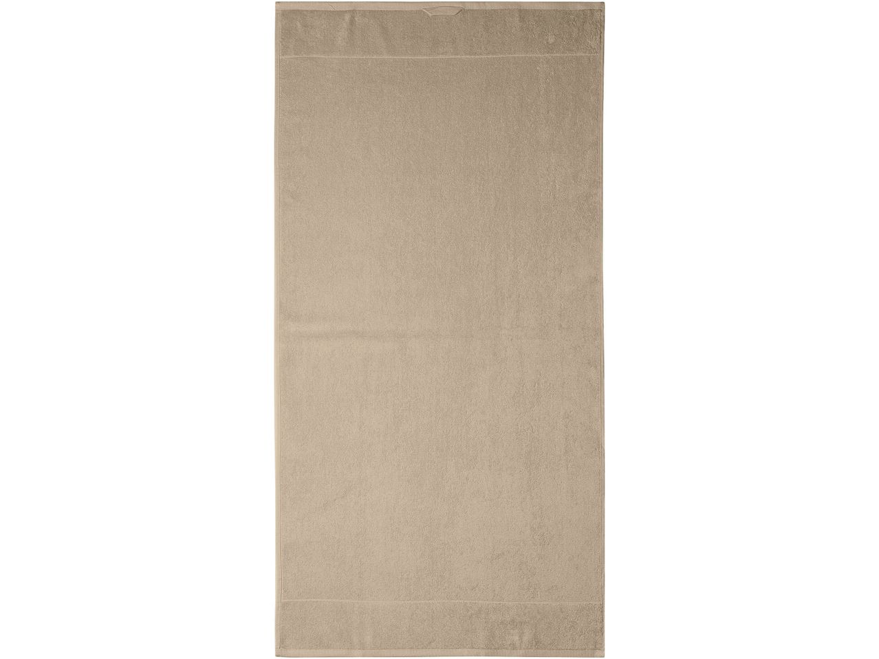 Un asciugamano da bagno beige in cotone con una trama morbida e assorbente.