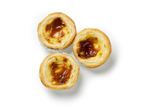 Trois tartes Pastel de Nata avec des dessus caramélisés dans des moules en aluminium
