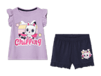 Lila Chirpang-Shirt und dunkelblaue Shorts für Babys.