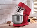 Piros SilverCrest konyhai robotgép, tál és habverő, mandula és tojás a konyhapulton.