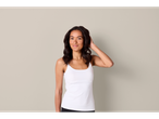 Mulher de cabelo escuro com top branco, acessórios de cabelo Cien Beauty
