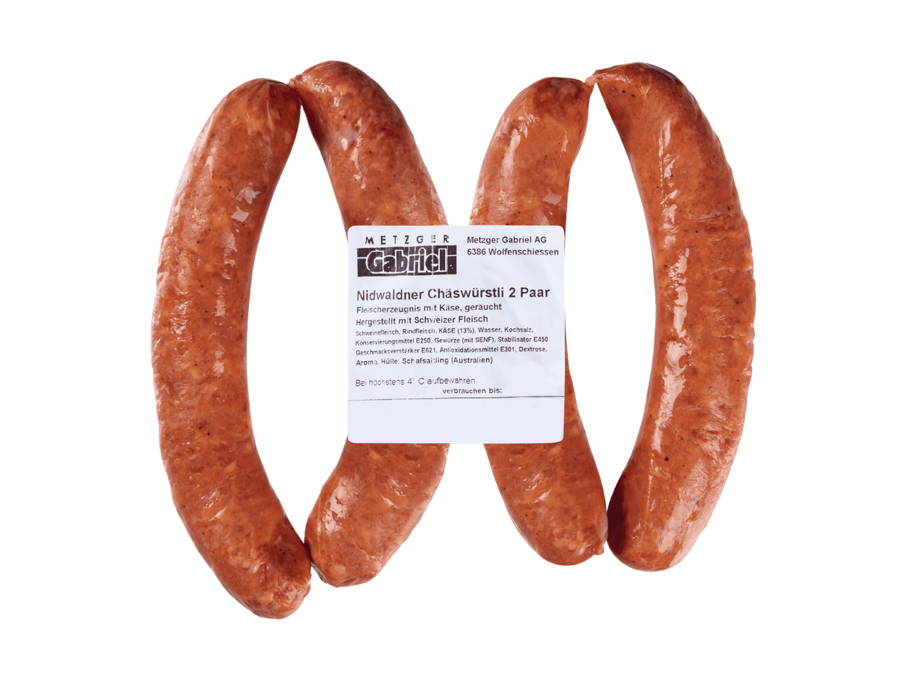 Saucisses fraîches sur une planche d'ardoise avec du romarin et des épices.