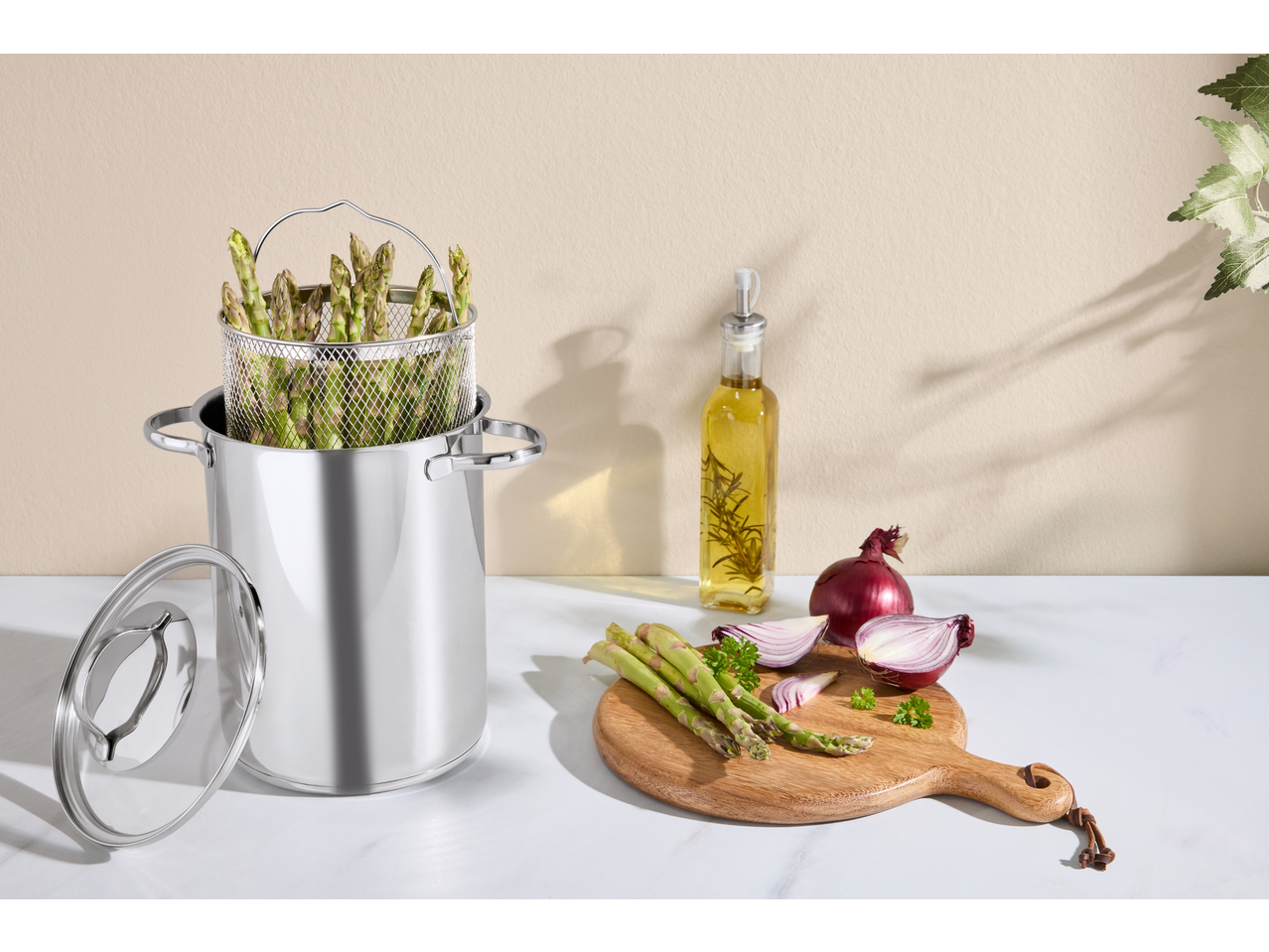 SILVERCREST aspergepan met asperges, olie en ui in een lichte keuken.