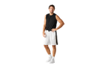 Bărbat în tricou negru și pantaloni scurți de baschet albi.