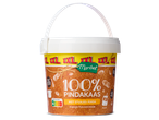 Een emmer Maribel 100% pindakaas met stukjes pinda is te zien.