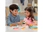 Duas crianças brincam com o conjunto PLAY-DOH® Modellervoks Dentista.
