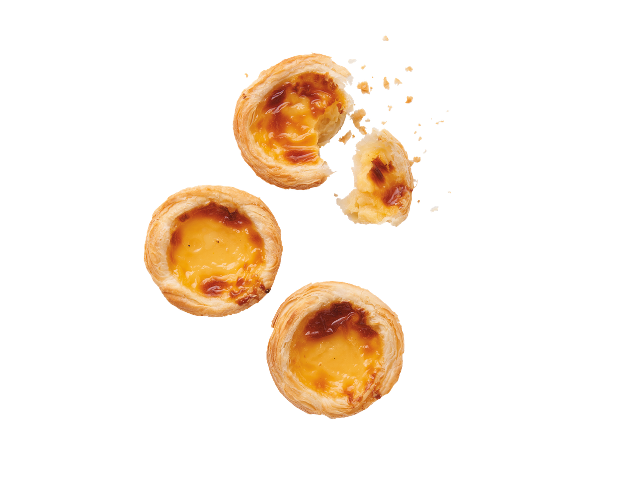 Trei pasteis de nata portugheze, unul mușcat, plutesc în aer.