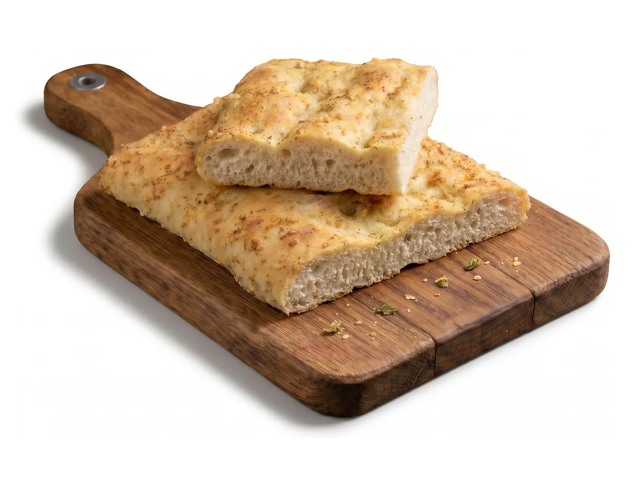 Două bucăți de focaccia pe un tocător de lemn, cu ierburi presărate.