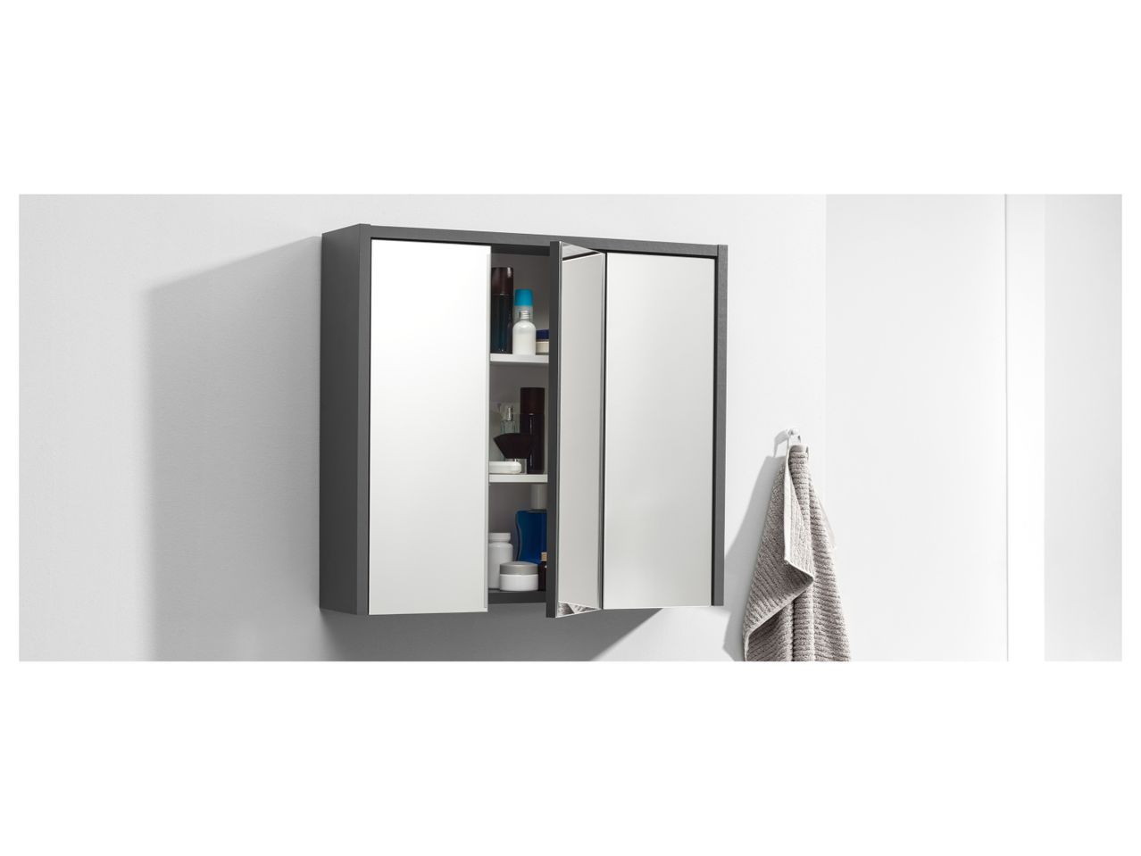 Armadietto da bagno grigio con specchi e ripiani, contenente articoli da toeletta.