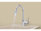Rubinetto da cucina cromato con doccetta estraibile e luce LED blu, sopra un lavello beige.