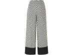 Pantaloni largi cu imprimeu geometric.