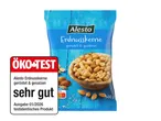 Eine Packung geröstete und gesalzene Erdnusskerne mit einem „sehr gut“ ÖKO-TEST Siegel.