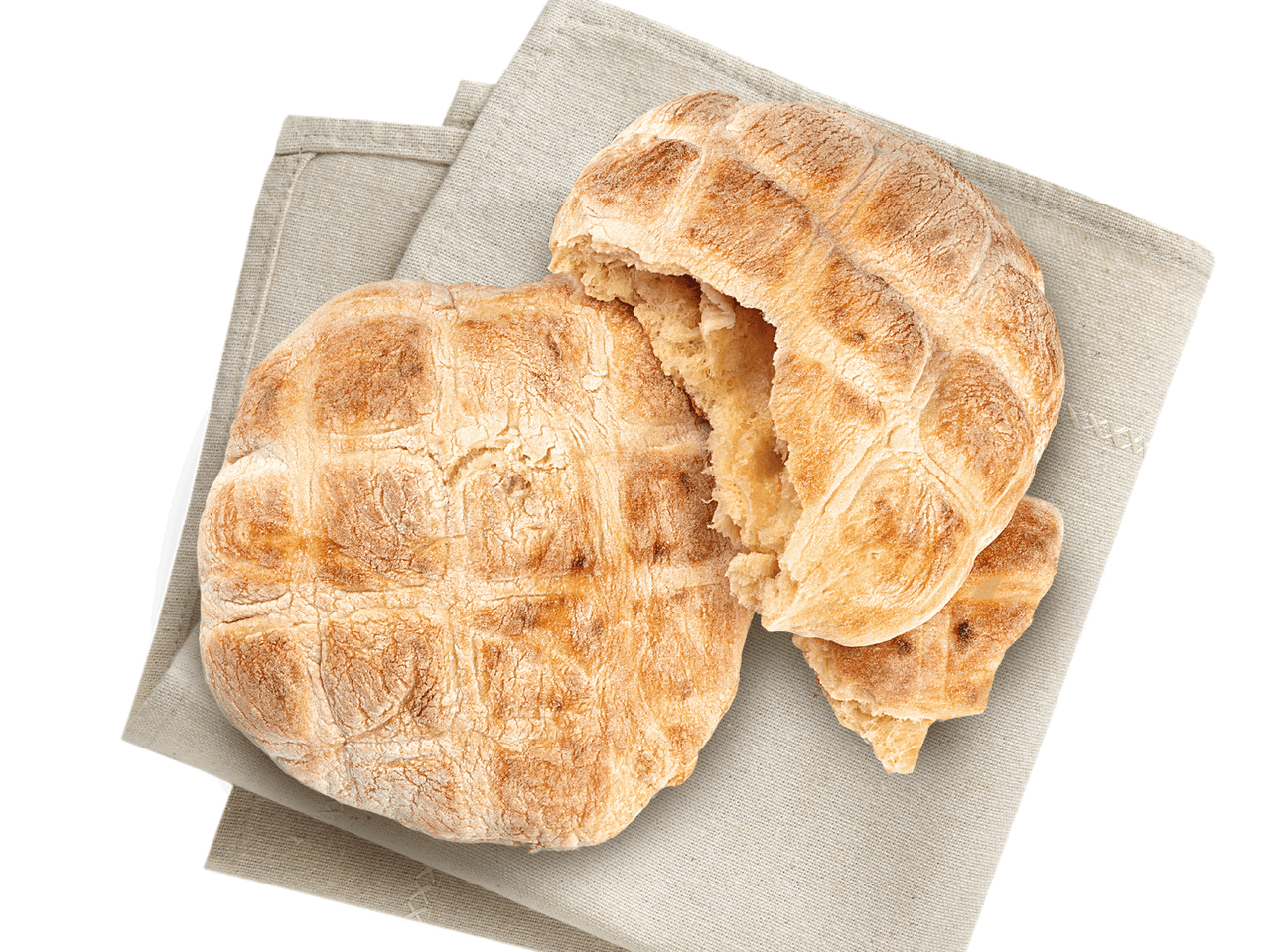 Zwei goldbraune, kreuzförmig gebackene Brötchen auf einem Papieruntersetzer.