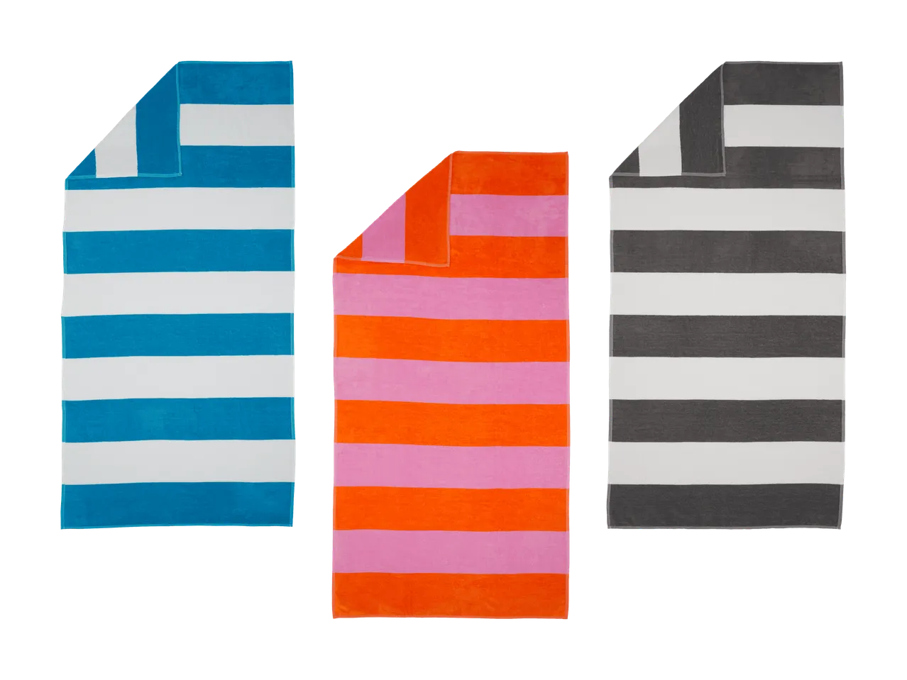 Drei gestreifte Strandtücher in Blau, Orange und Grau auf schwarzem Hintergrund.