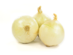 Três cebolas doces com casca amarela clara, dispostas sobre um fundo branco.