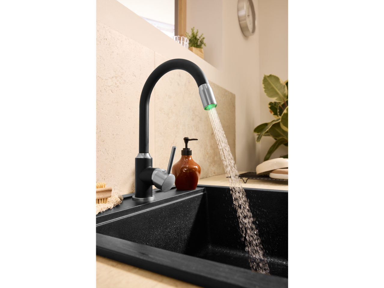 Pia de cozinha preta com torneira moderna e água corrente