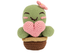 Peluche de cato em croché com coração rosa, rosto sorridente e flor, num vaso castanho.