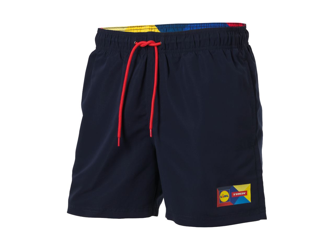 Mørkeblå badeshorts med rød snøre og farverigt logo.