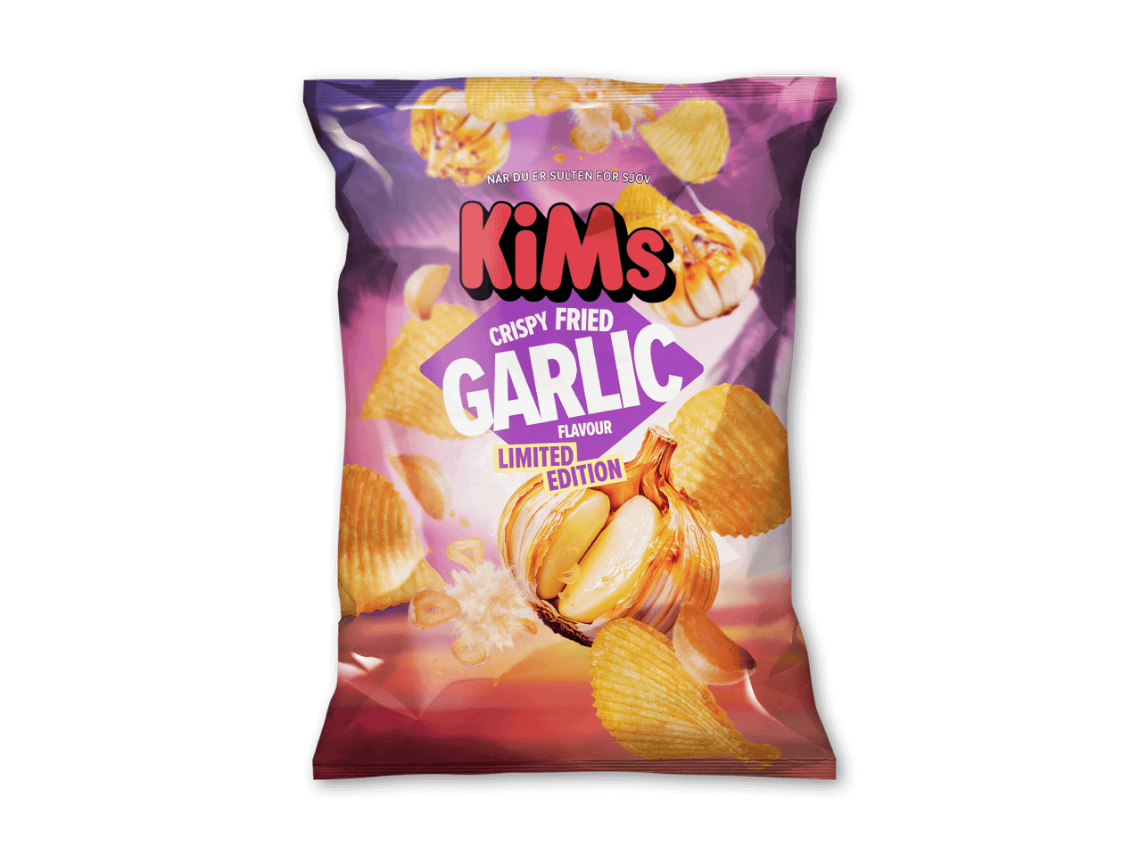 Pose med sprøde, rillede chips med hvidløgssmag, der flyver rundt om et hvidløg.