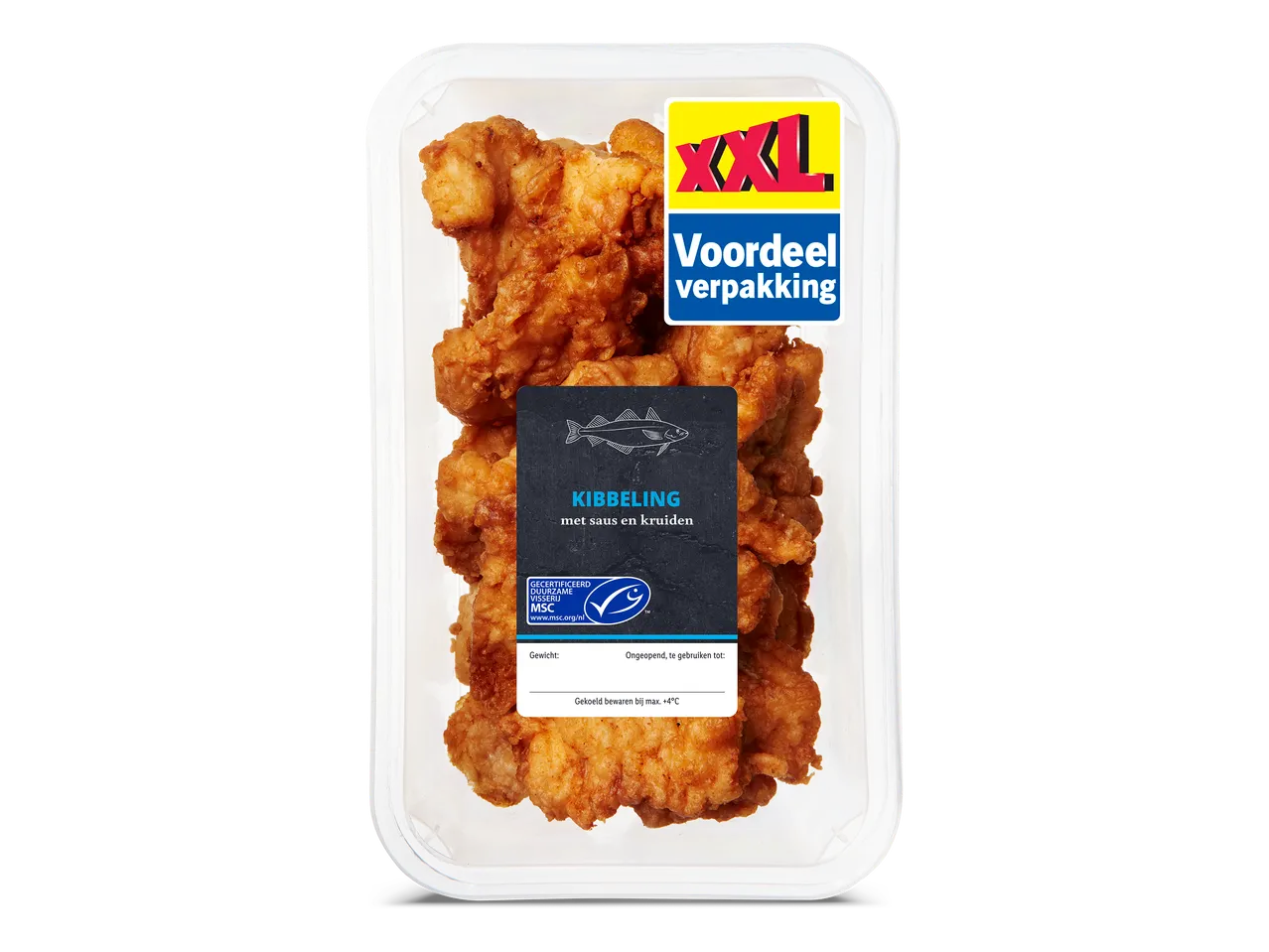Een transparante verpakking met gefrituurde kibbeling, met een label 'XXL Voordeelverpakking' en 'Kibbeling met saus en kruiden'.