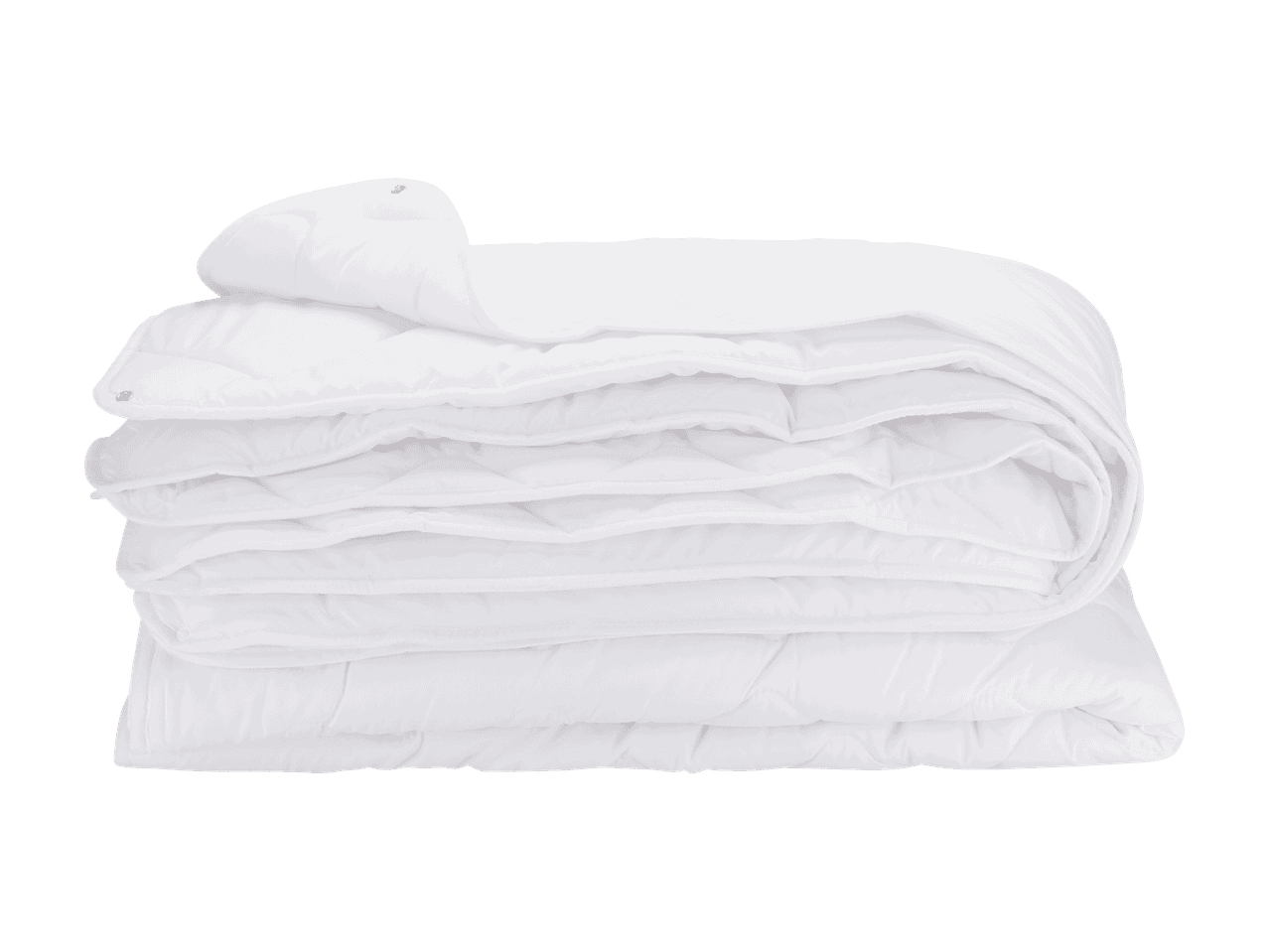 Couette blanche matelassée pliée sur fond noir.