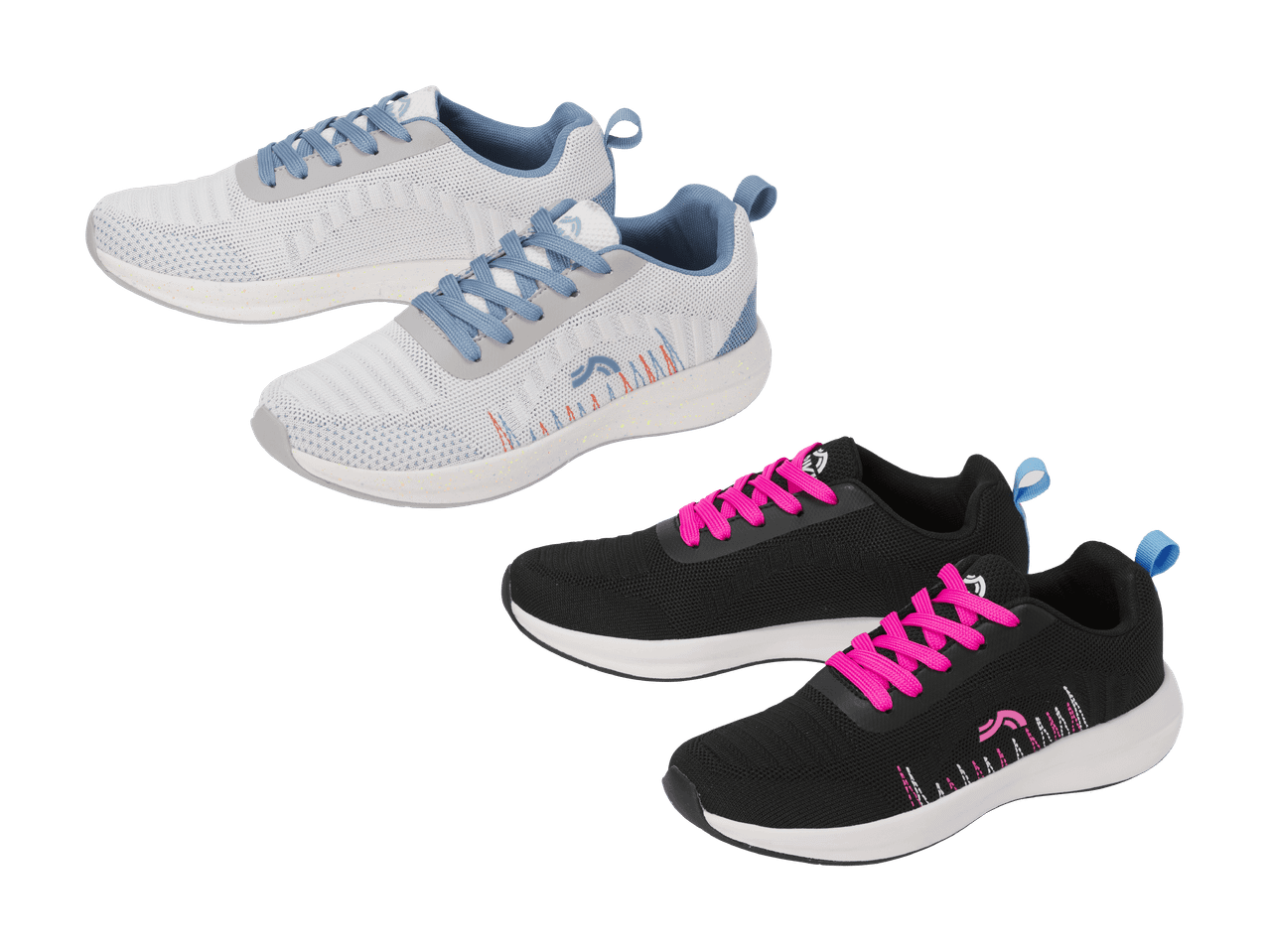Deux paires de baskets : une blanche à lacets bleus et une noire à lacets fuchsia.