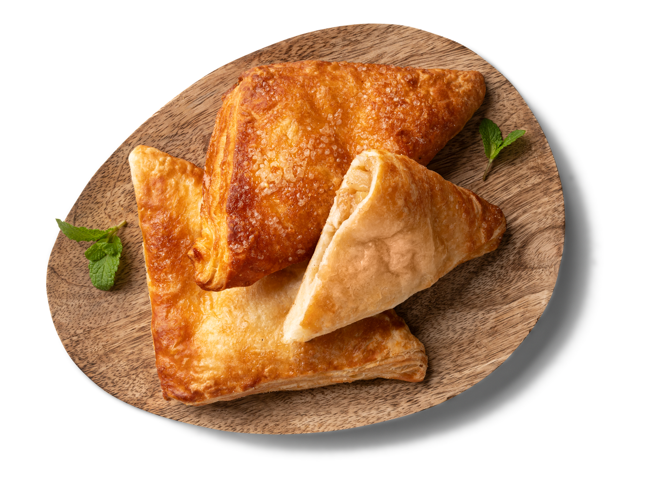 Finom almás rétesek fa tálcán.