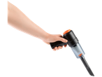 Mão segurando um aspirador de mão sem fio Clean Maxx 2 em 1, preto e laranja.