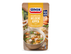 Verpakking van heldere kippensoep met malse stukjes kip, wortel, doperwtjes en vermicelli.